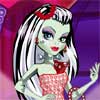 Frankie öltöztetése - A Ghouls Fesztivál kerül megrendezésre a Monster High középiskolában.